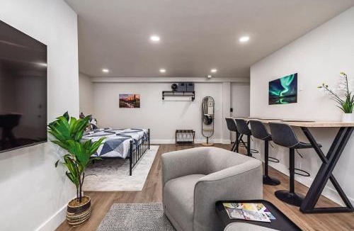 Downtown Anchorage Apartment | King Bed Studio-Downtown Getaway