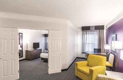 Woodlands Village Hotel | King Bed Suite, La Quinta Inn, Poolside Loungers, near Flagstaff Grand Canyon
