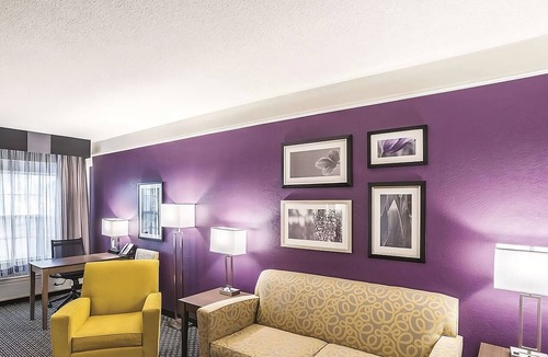 Woodlands Village Hotel | King Bed Suite, La Quinta Inn, Poolside Loungers, near Flagstaff Grand Canyon