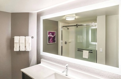 Woodlands Village Hotel | King Bed Suite, La Quinta Inn, Poolside Loungers, near Flagstaff Grand Canyon
