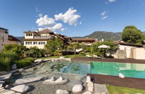 Nalles Apartment | Kreuzwegerhof Nals Historischer Gutshof, Apartments zw Meran und Bozen Südtirol, Naturpool, zentrale Lage