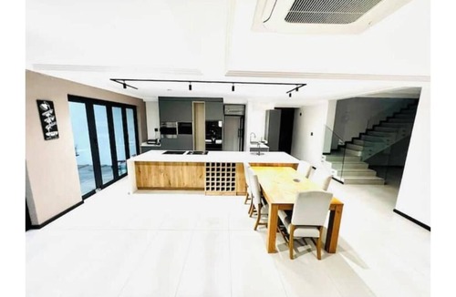 Meer En See Villa | La Casa Villa: Entire Luxury Home in the Bay!