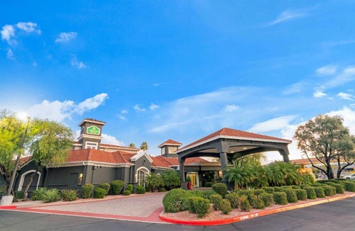 Central Scottsdale Hotel | La Quinta Inn & Suites by Wyndham Phoenix Scottsdale