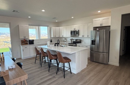 Greenehaven House | Lake Peek + Chic New Retreatn2 Masters, Boat Garage, Stunning Views, Game Haven