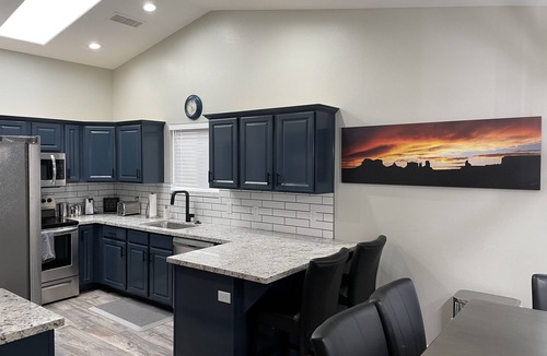 Page House | Lake Powell Modern Remodeled VRBO - 3BR, 2BA minutes to Lake and Restaurants!