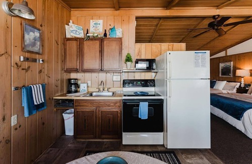 Blue Eye Cabin | Lakefront Cabin #4 - Steps from Table Rock Lake at Happy Hollow Resort - Branson