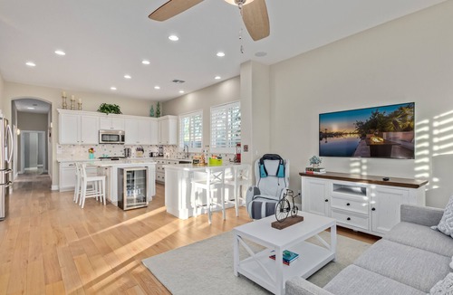 Chandler House | Lakefront!FREE Heated Salt water Pool, Spa! Boat! Kayak! Arcades!EV charger.