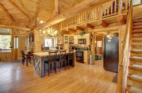 Lakeside Cottage | Lakeside Cabin on 2 Acres w/Fire Pit + Hot Tub!