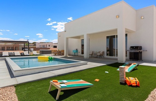 Greenehaven House | Lakeview Oasis at Powell - Heated Pool+Lake Views+Game Room