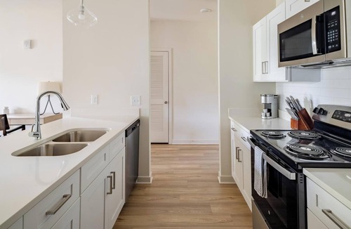 Bellview Apartment | Landing | Incredible 2BD, Gym, Pool