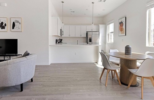 Oro Valley Apartment | Landing | Modern 2BD, Pool