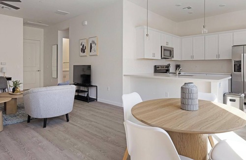 Oro Valley Apartment | Landing | Modern 2BD, Pool