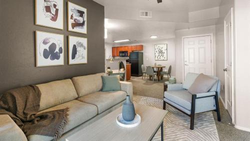 Tucson Apartment | Landing - Modern Apartment with Amazing Amenities (ID8166X52)