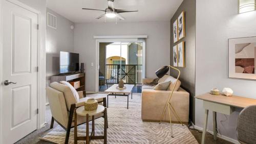 Tucson Apartment | Landing - Modern Apartment with Amazing Amenities (ID8166X52)