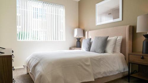 Tucson Apartment | Landing - Modern Apartment with Amazing Amenities (ID7311X76)