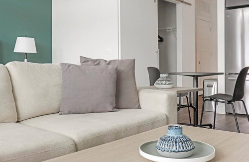 East Side Apartment | Landing | Stunning Studio, Clubhouse, Gym