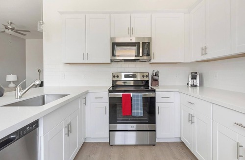 Oro Valley Apartment | Landing | Stylish 2BD, Pool