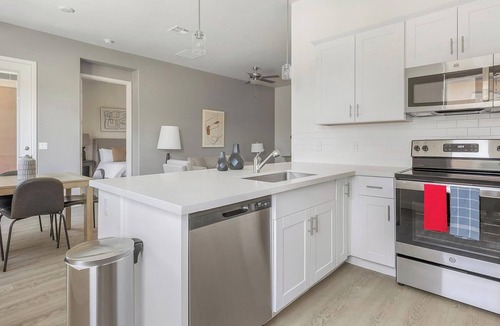Oro Valley Apartment | Landing | Stylish 2BD, Pool