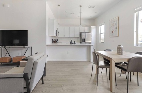 Oro Valley Apartment | Landing | Stylish 2BD, Pool