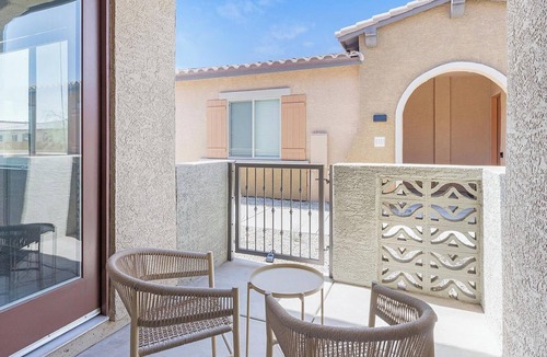 Oro Valley Apartment | Landing | Stylish 2BD, Pool
