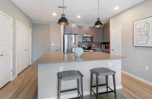 Warehouse District Apartment | Landing | Stylish 2BD, Yoga Studio, Pool