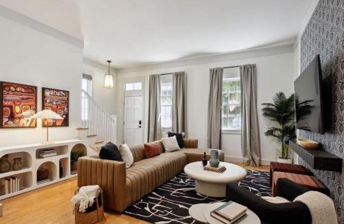 Old West Broad Neighborhood House | Large Townhome Combo Forsyth Park
