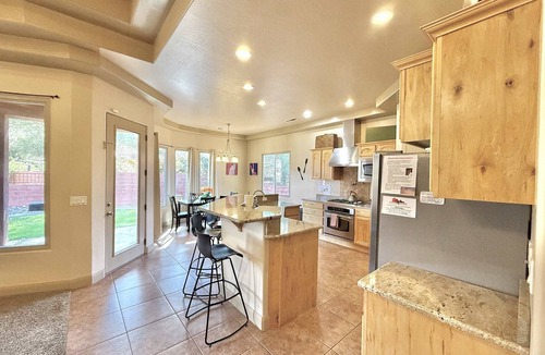 Kanab House | Large Vacation Home near Zion with Pool & Hot Tub!