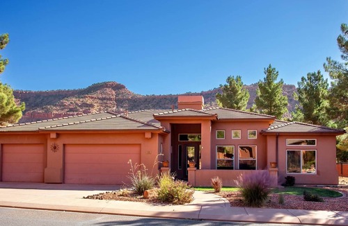 Kanab House | Large Vacation Home near Zion with Pool & Hot Tub!