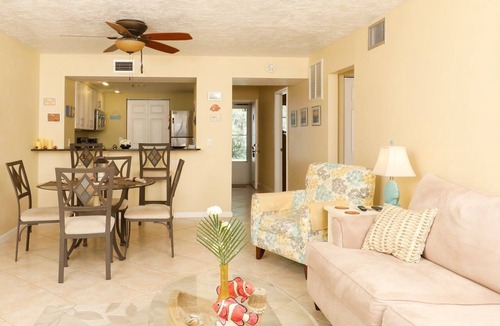Grove City Condo | Lemon Bay Waterfront Condo w Patio, 5 miles to Gulf Beaches