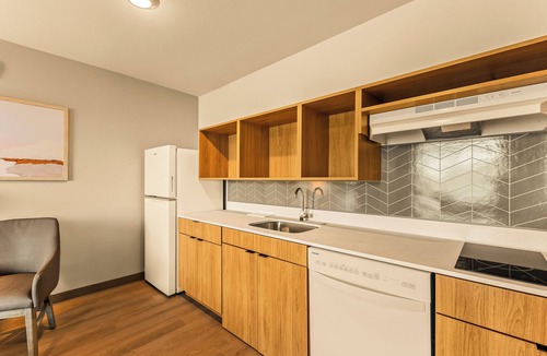 Glendale Hotel | LivAway Suites Phoenix-Glendale