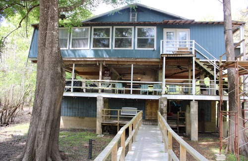 Branford House | Located on the Santa Fe River perfect for boating & tubing on the Ichetucknee.