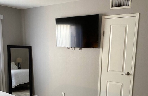 Fashion Square Condo | LOCATION! LOCATION! Ground level! Steps away from Fashion Square Mall & Old Town