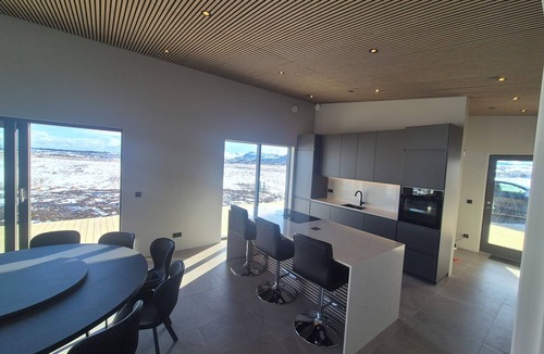 Selfoss House | Luxury 2026 Cabin w/Sauna, Jacuzzi & Amazing Views – Sleeps 10