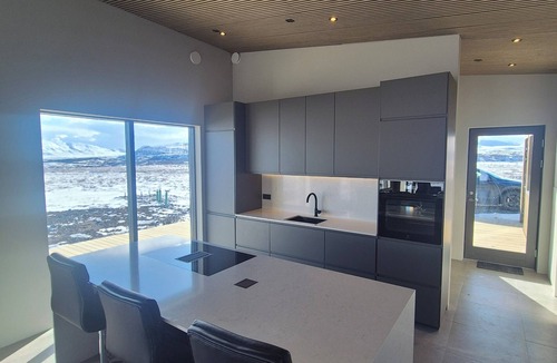 Selfoss House | Luxury 2026 Cabin w/Sauna, Jacuzzi & Amazing Views – Sleeps 10