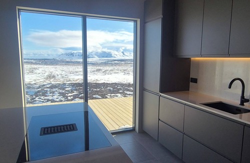 Selfoss House | Luxury 2026 Cabin w/Sauna, Jacuzzi & Amazing Views – Sleeps 10