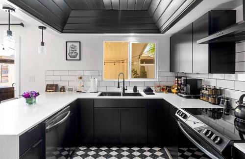 Casa Granada Townhouses House | Lux Stay - Hot Tub, Heated Pool, Mountain View, Walk to Old Town & Chef Kitchen!
