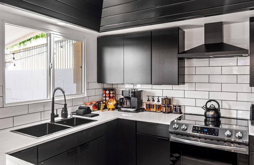 Casa Granada Townhouses House | Lux Stay - Hot Tub, Heated Pool, Mountain View, Walk to Old Town & Chef Kitchen!