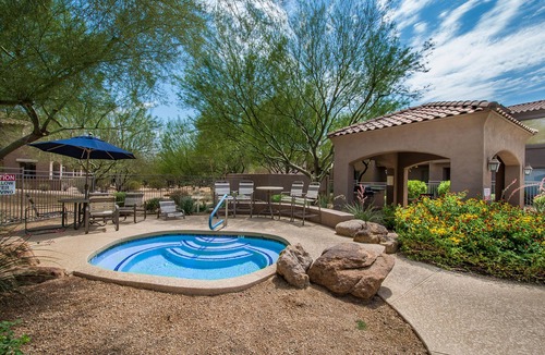 Talon Retreat House | Lux townhome in Tesoro at Grayhawk - WALK to grocery/coffee/restaurants!