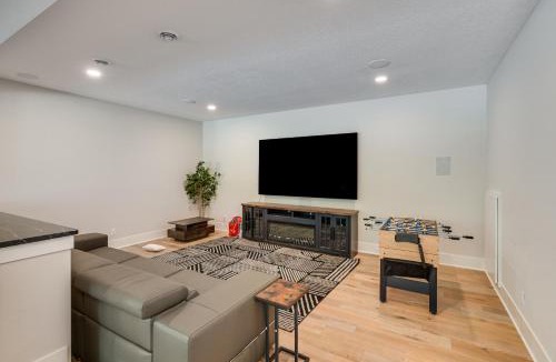 Plymouth House | Luxe Plymouth Group Getaway w/Office & Foosball
