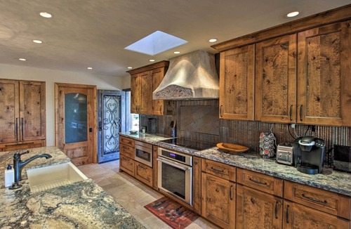 Tortolita House | Luxe Tucson Vineyard Home w/Views & Fire Pit