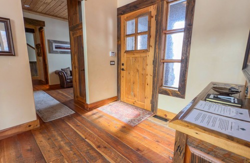 Bozeman Cabin | Luxurious Sourdough Canyon Lodge with Creek. 5 Star Rating. 5000+/- Sq Ft