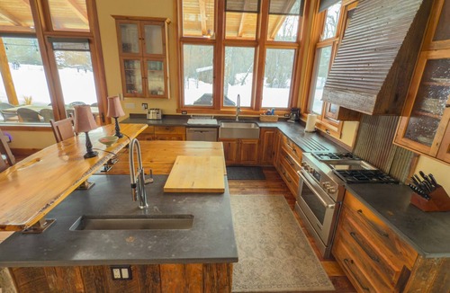 Bozeman Cabin | Luxurious Sourdough Canyon Lodge with Creek. 5 Star Rating. 5000+/- Sq Ft