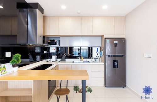 Tan Binh Apartment | Luxury 2BRs-2WC Apartment; 1.5km from airport w/free Pool & Gym