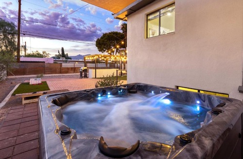 Sam Hughes House | Luxury 5 BR Retreat Sleeps 11 Near U of A