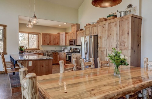 Zion National Park East Entrance House | “Luxury Cabin Minutes from Zion East Entrance Views & Hot Tub”