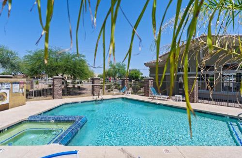 Paradise Valley Village Apartment | Luxury Cave Creek Townhome 2 King Beds Pool Hot Tub Near Golf & TPC