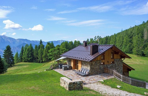 Ronchi Valsugana Apartment | Luxury Chalet Larice with Mountain View and Panoramic Terrace