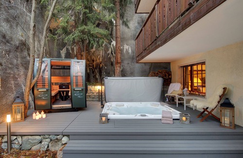 Zermatt Ski Chalet | Luxury chalet, Matterhorn views, outdoor hot tub & sauna,100m from piste & lift