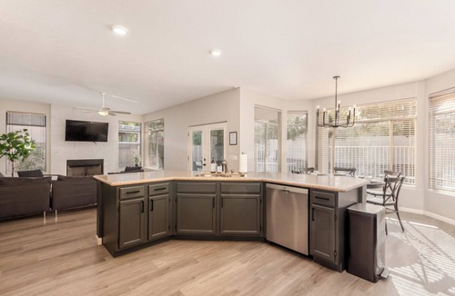 Chandler House | LUXURY Desert Escape 6-Bedroom, 3 bathroom with Heated Pool SLEEPS 18!