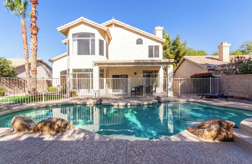Chandler House | LUXURY Desert Escape 6-Bedroom, 3 bathroom with Heated Pool SLEEPS 18!